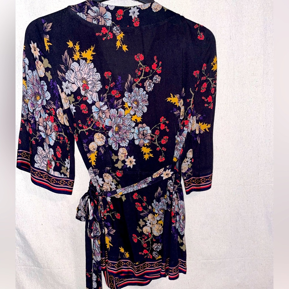 Black & Red Floral “Kimono style” wrap-around fabric tie sash blouse. - Picture 6 of 11